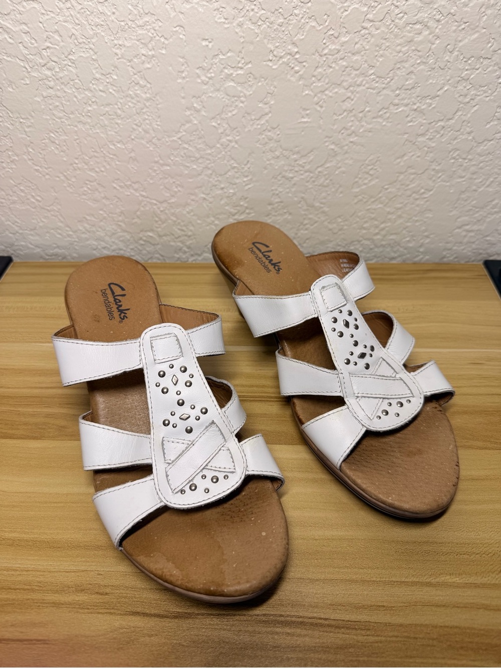 Clarks Bendables White Leather Studded Cross Slide Sandals Women Size 7.5 EUC